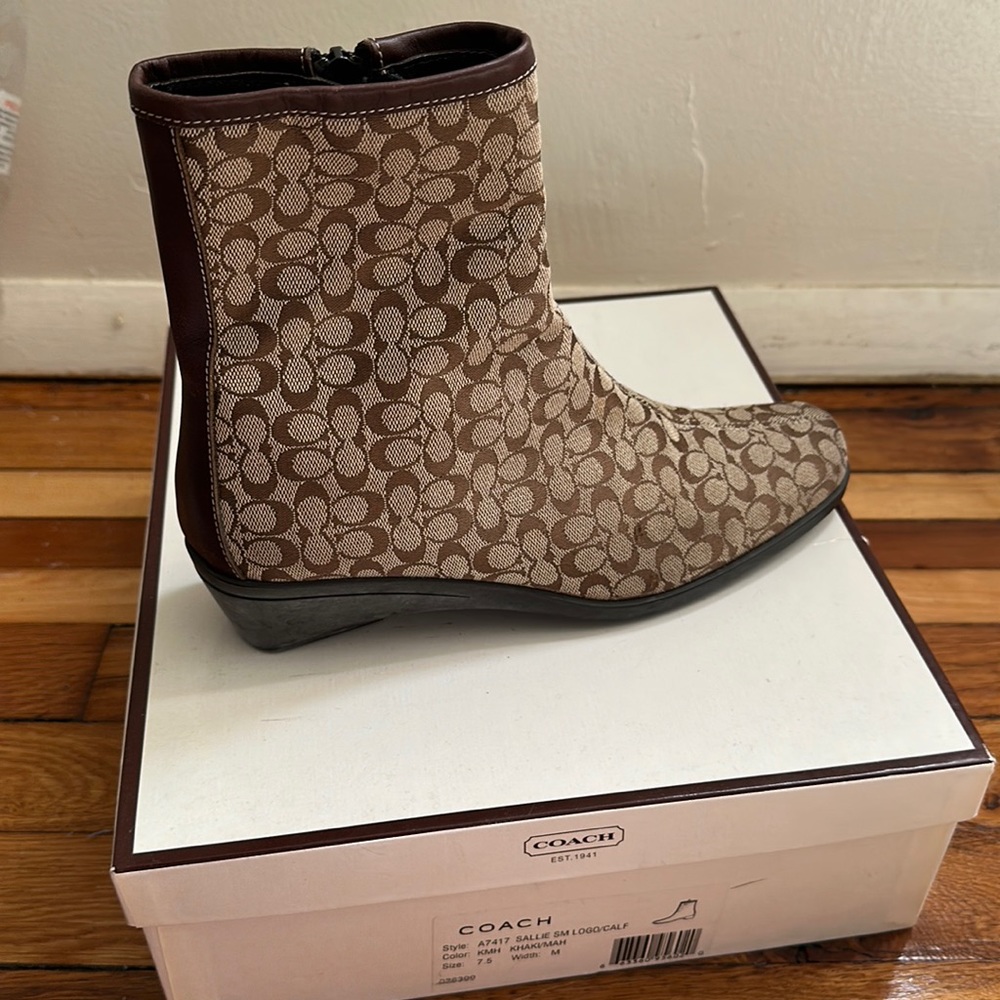 Coach Sallie boots in mint condition! 7 1/2 M